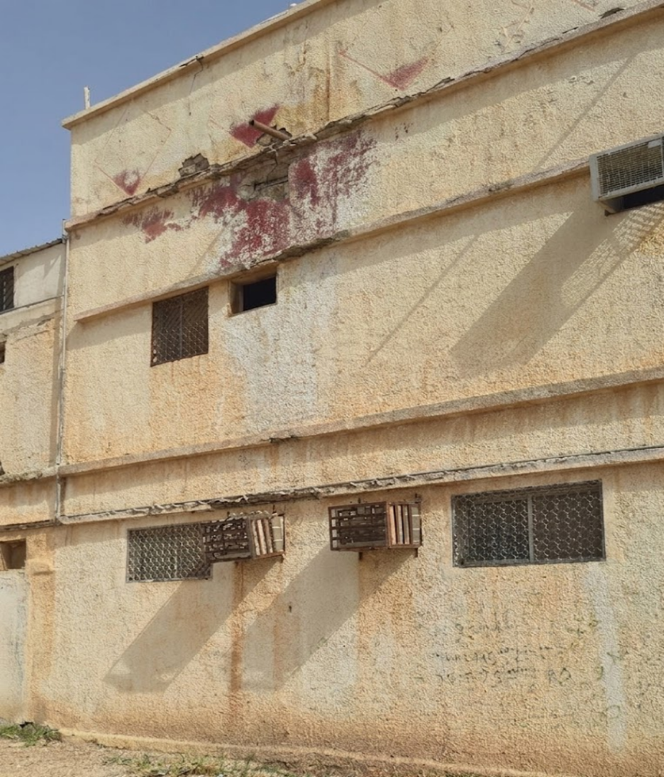 تشققات وتصدعات في واجهة أحد المباني