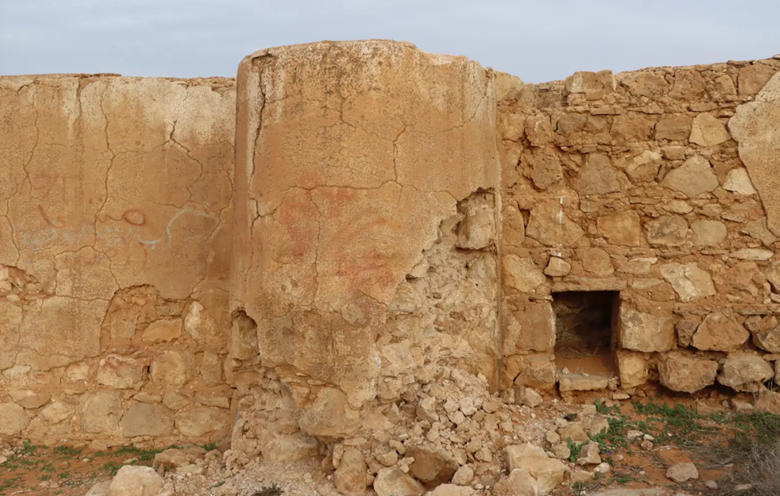 أبراج دائرية محيطة بالبركة