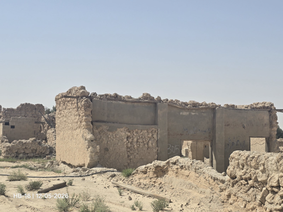 جرف بالتربة المحيطة بالقواعد الحجرية