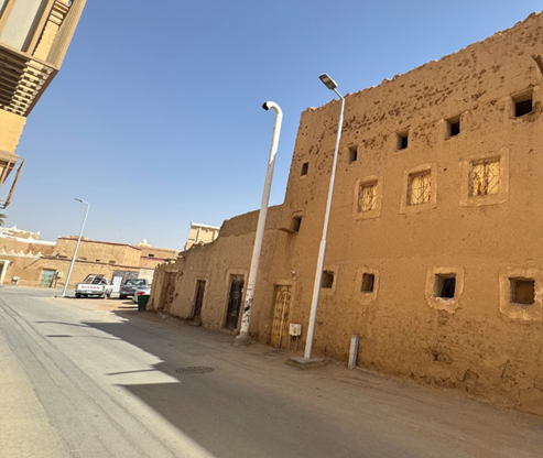 الطرق المعبدة المحيطة بالموقع