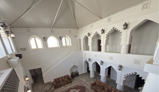 الفناء الداخلي المسقوف