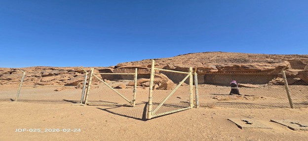 البوابة الرئيسية والسياج المحيط بموقع نقش الأسد