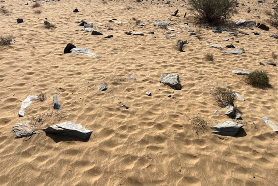معالم مقبرة قرية مشرف تحت الكثبان الرملية