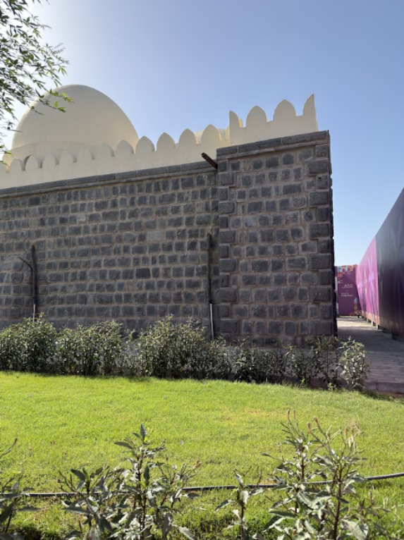 واجهات المسجد المبنية من أحجار البازليت