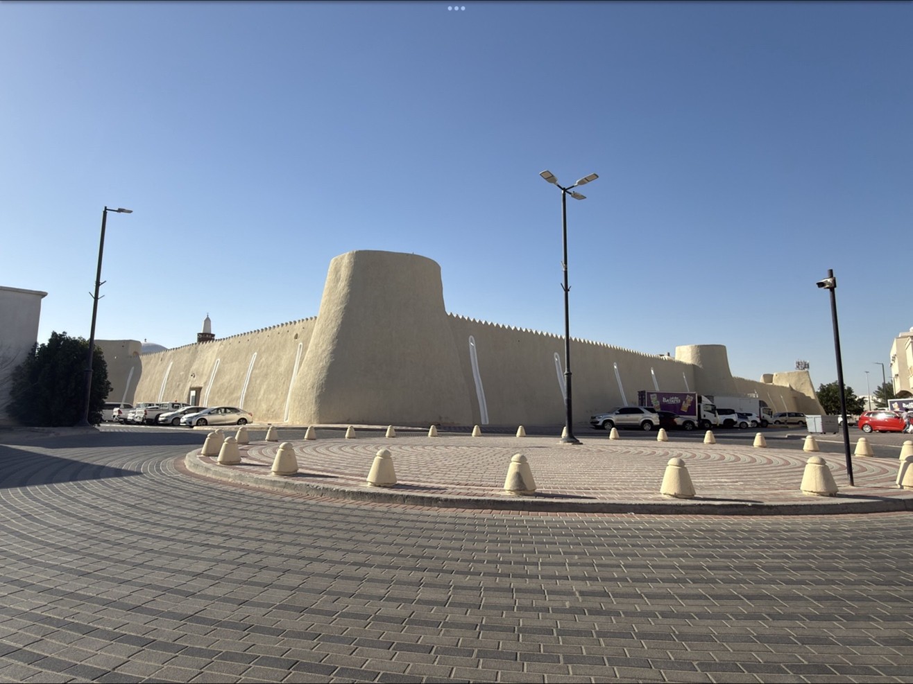 السور الطيني المحيط بالموقع