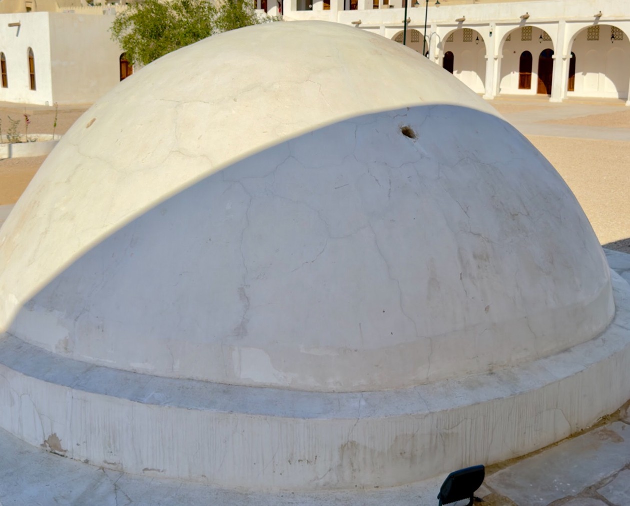 آثار التقشر الموجودة على القبة