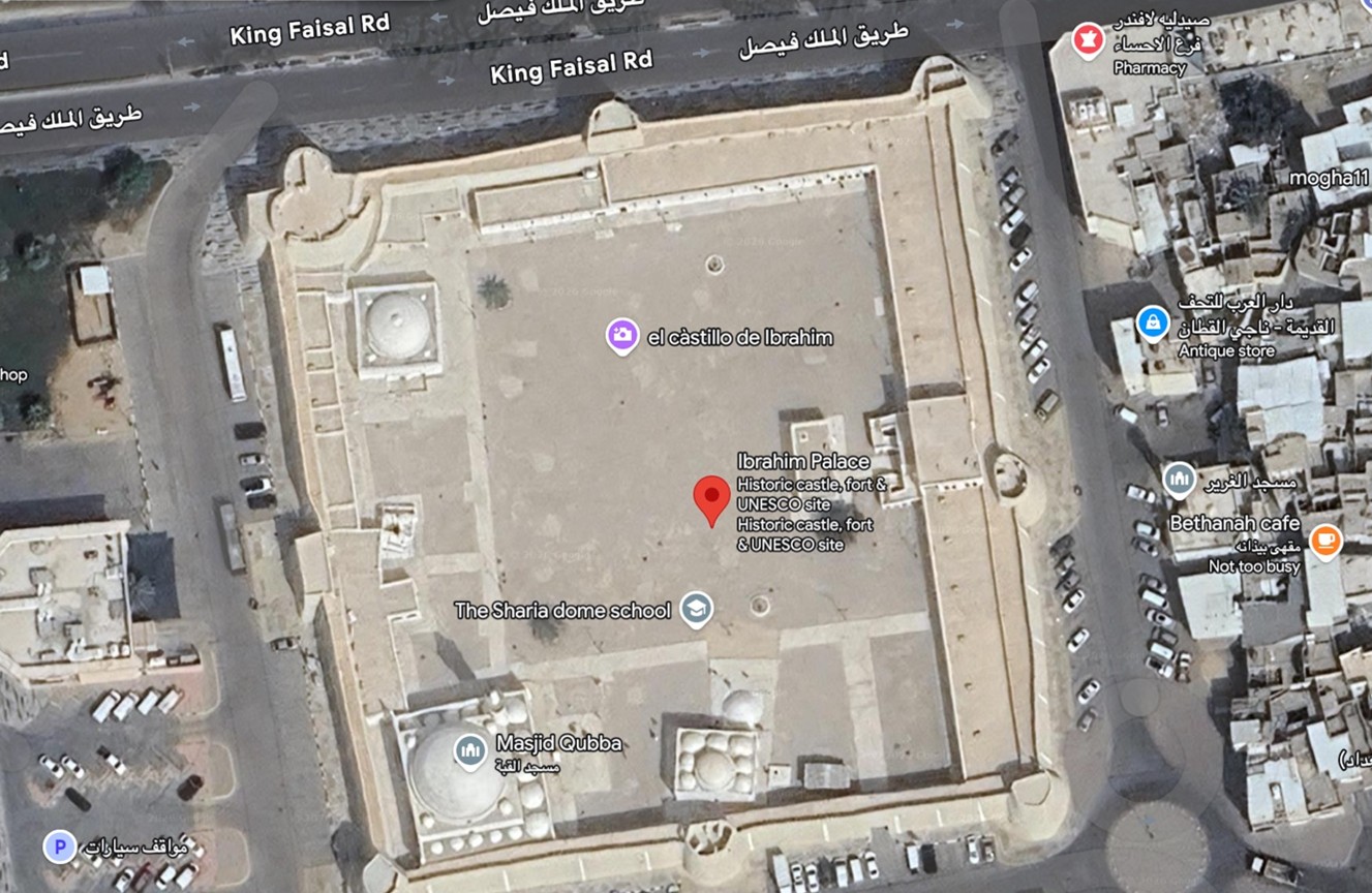 الطرق المعبدة المحيطة بالموقع