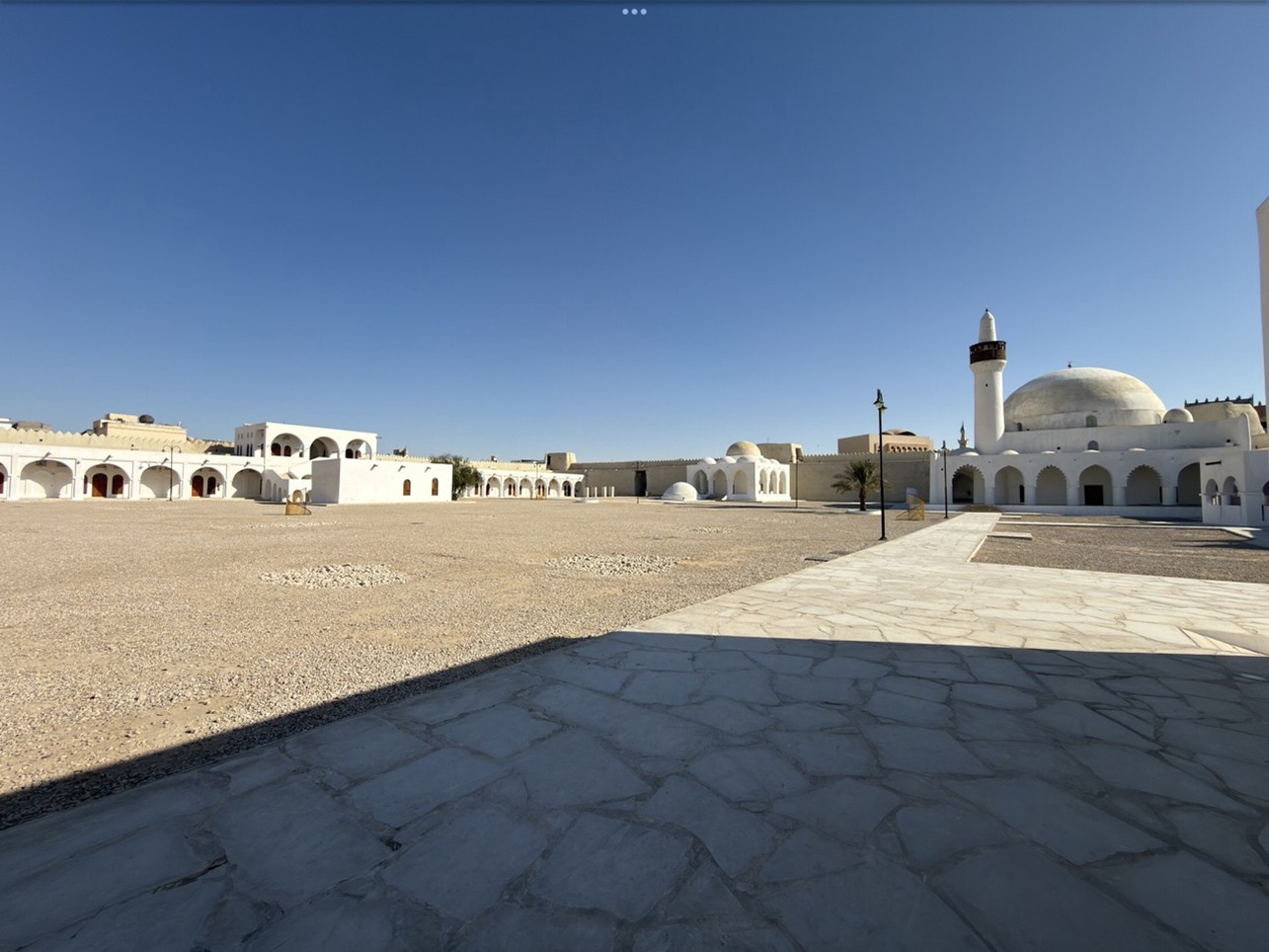 الساحات الداخلية في الموقع