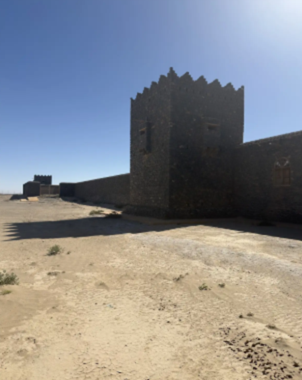 الطرق الفرعية غير المعبدة المحيطة بالموقع