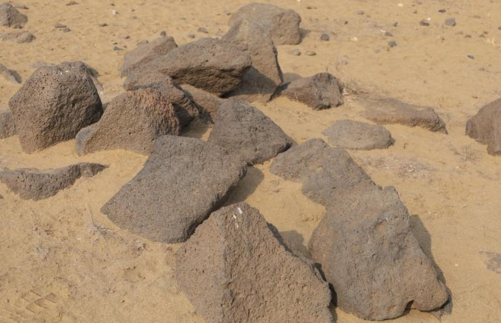 الأحجار البركانية المكونة للسور والتحصينات