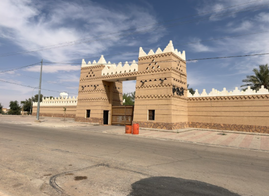 بوابة ضمن النسيج العمراني للقرية التراثية
