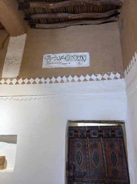 النقوش والزخارف في إحدى الحجرات