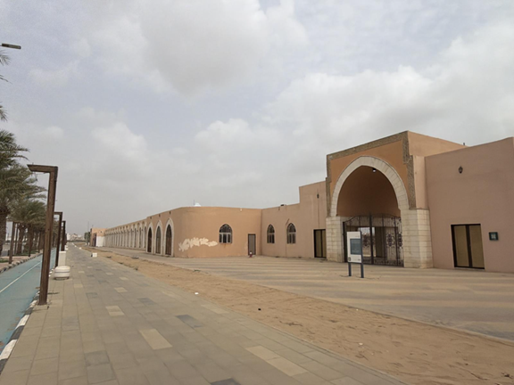 موقف سيارات بمحيط الموقع 