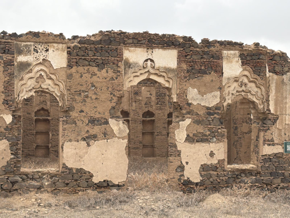 غرفة مزخرفة بزخارف جصية تعكس الطابع المعماري السائد في تلك الفترة