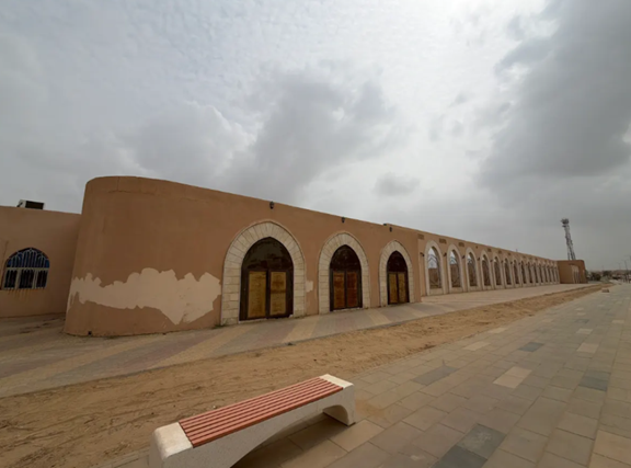  سور حجري محيط بالموقع