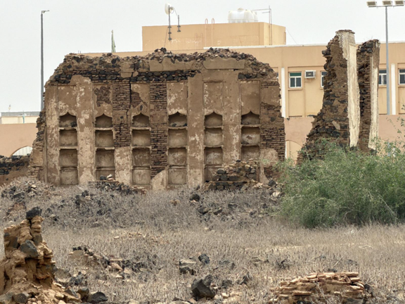  تدهور أحد العناصر المعمارية لموقع بيوت الادارسة