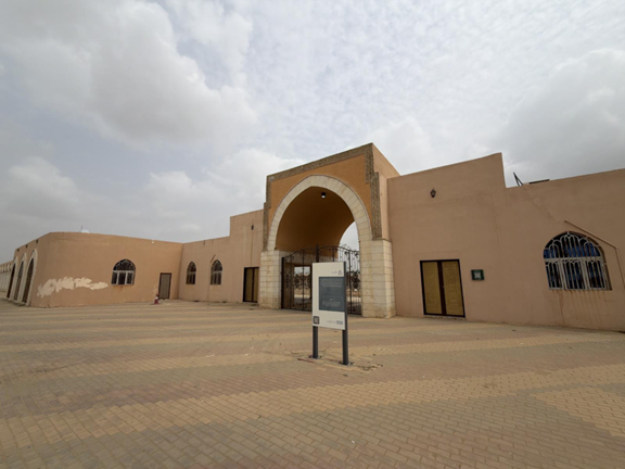  لوحة تحذيرية في مدخل الموقع