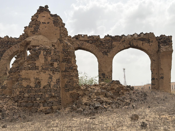 تشققات في الجدران وتلف في المواد الإنشائية