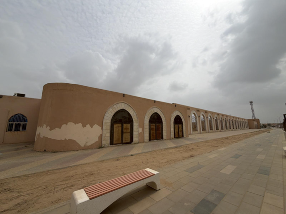 مقاعد بمحيط الموقع لخدمة الزوار 