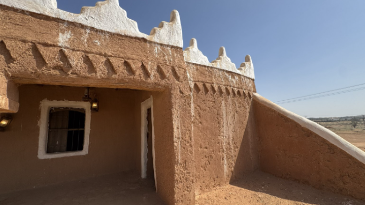 سيلان مادة الطلاء على الجدران غير المطلية في عدة أماكن في القصر