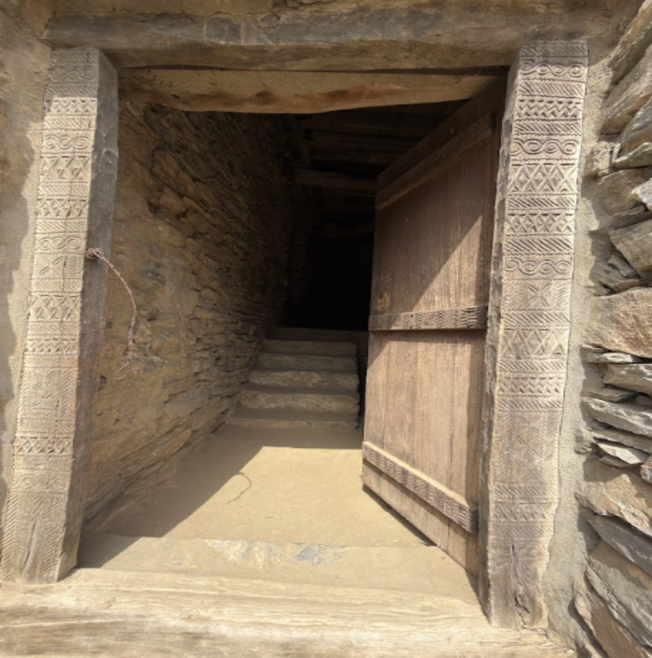 العناصر المعمارية والزخرفية في الموقع