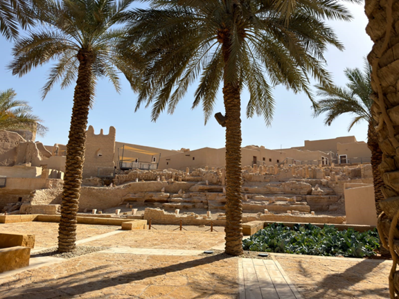 الأبنية الأثرية والساحات المفتوحة في حي الطريف التاريخي