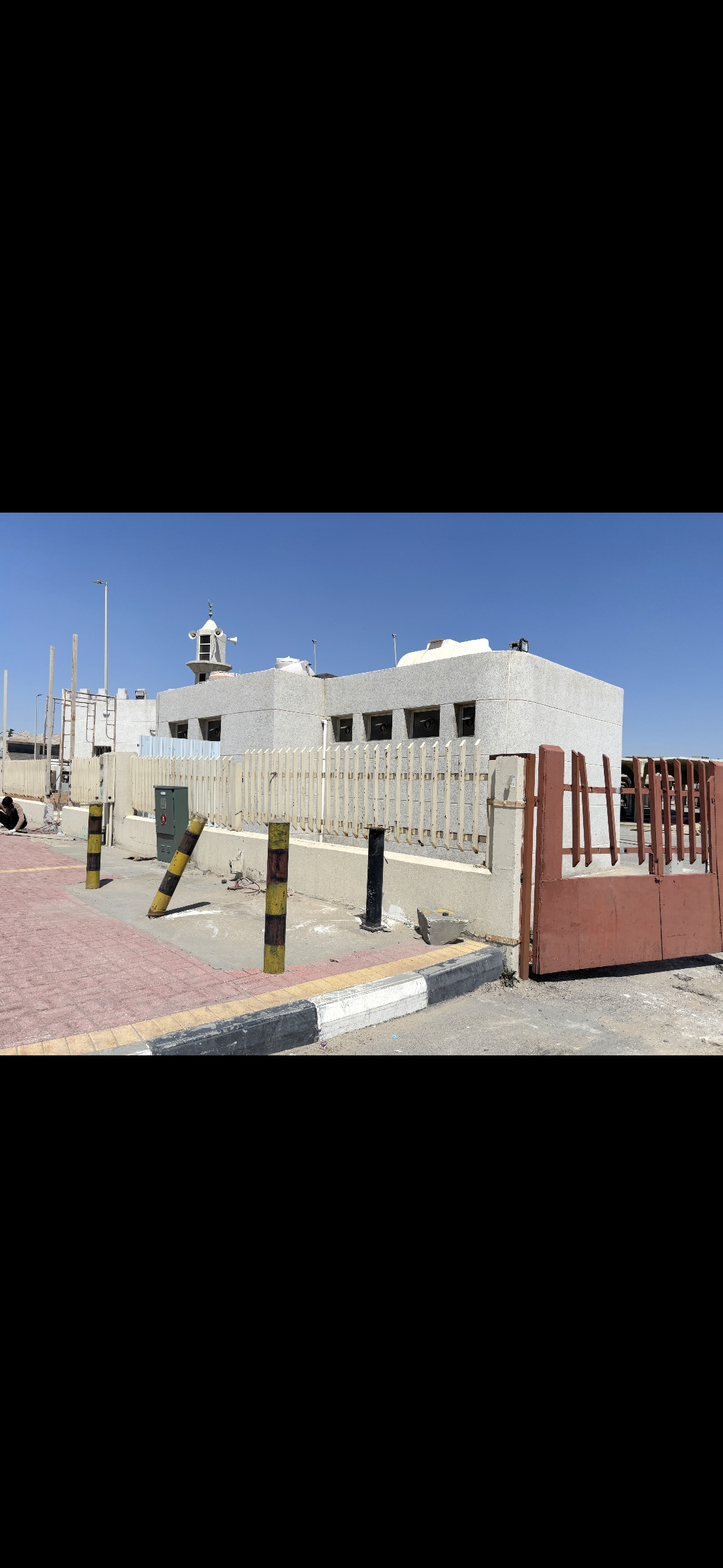 يحيط بالسوق سياج حديدي يحدد نطاقه