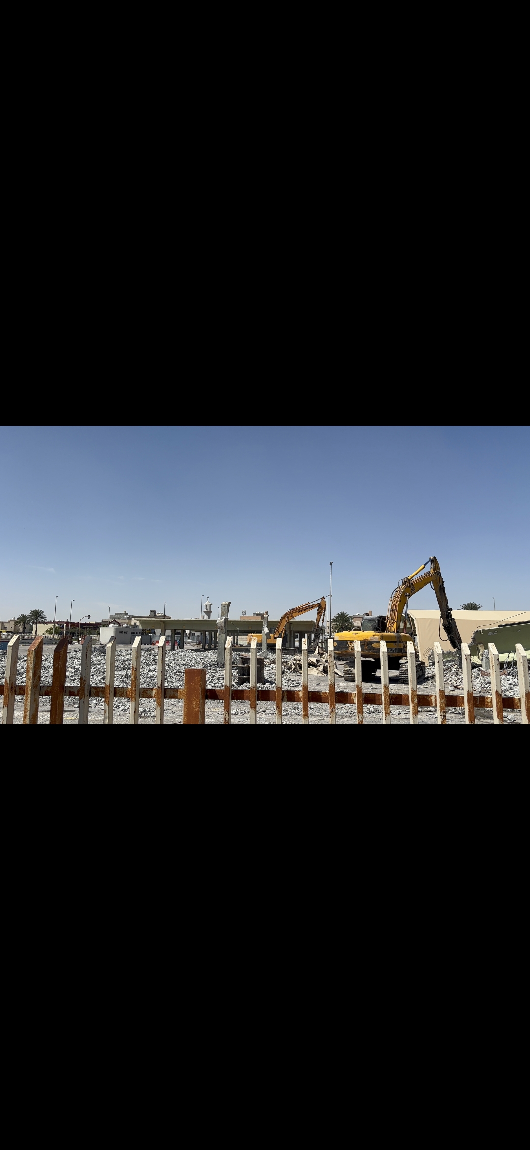 تراكم الردميات الناتجة عن عمليات الهدم في الموقع
