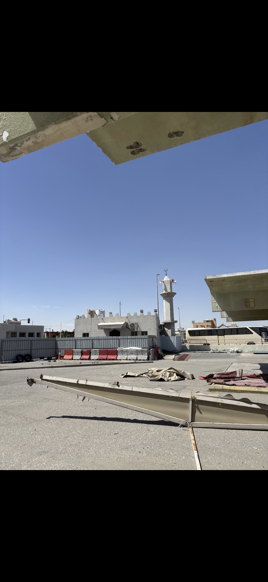 مسجد يقع داخل السوق الشعبي
