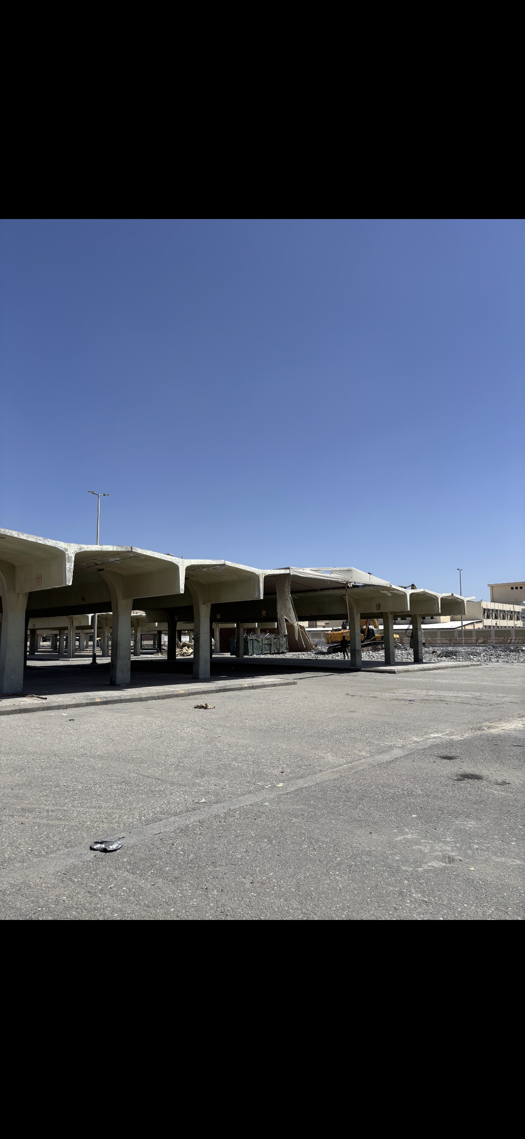 يتكون سوق القطيف من مظلات خرسانية