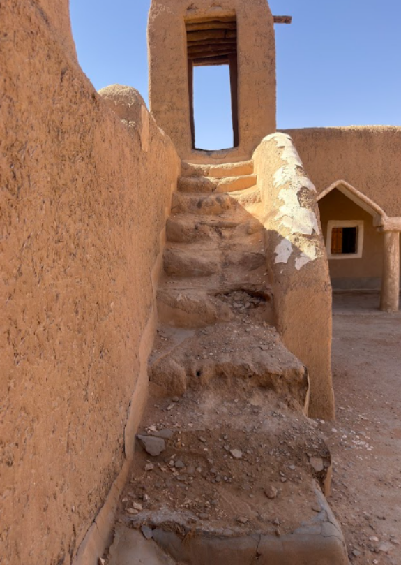 تهدم أجزاء من درج المسجد