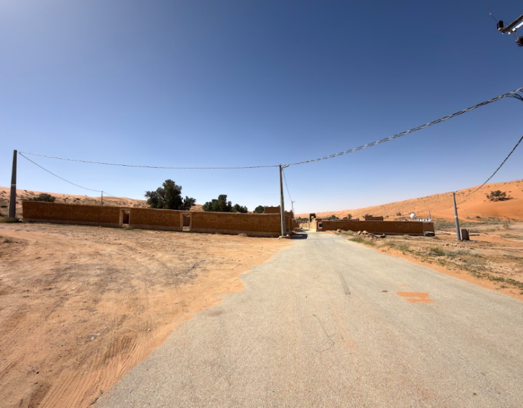الطريق المعبد المؤدي للقرية