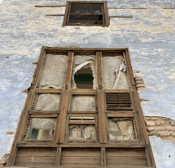 تدهور العناصر الخشبية للمبنى