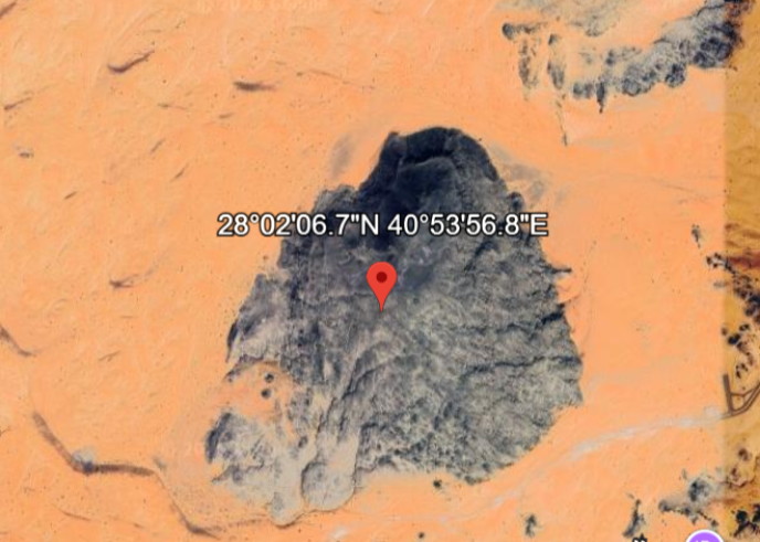 مشهد جوي لجبل شويحط في حائل