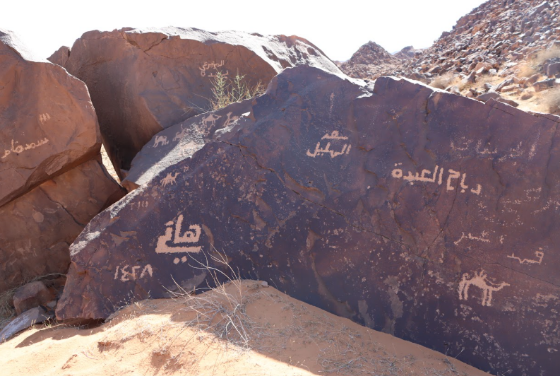 مظاهر التلف البشري التي تمثلت بكتابات على صخور جبل شويحط