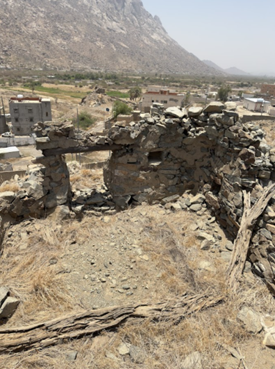 بقايا الجداران القائمة