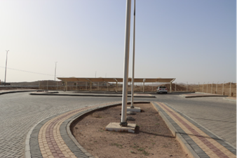 الطريق الرئيسي المحيط بالموقع