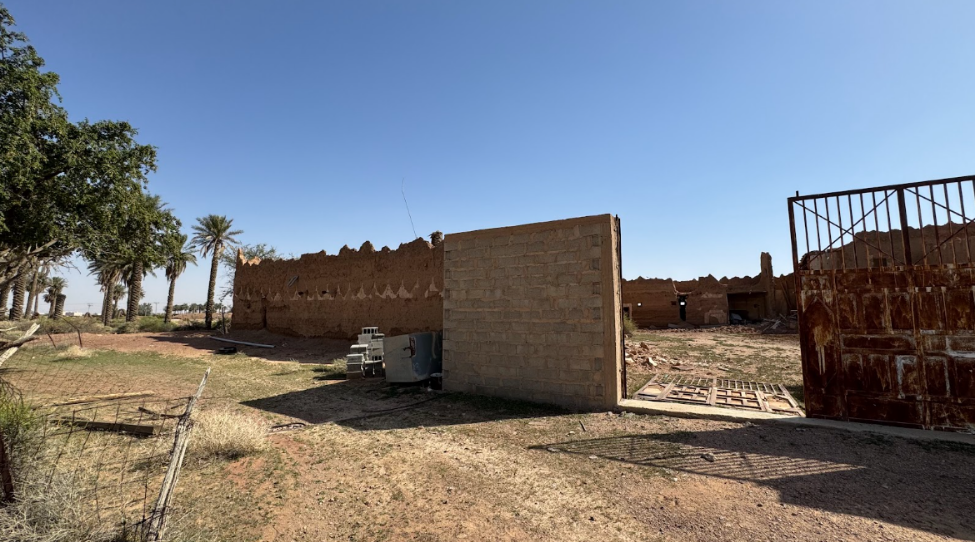 الجدار الطيني المحيط بالموقع