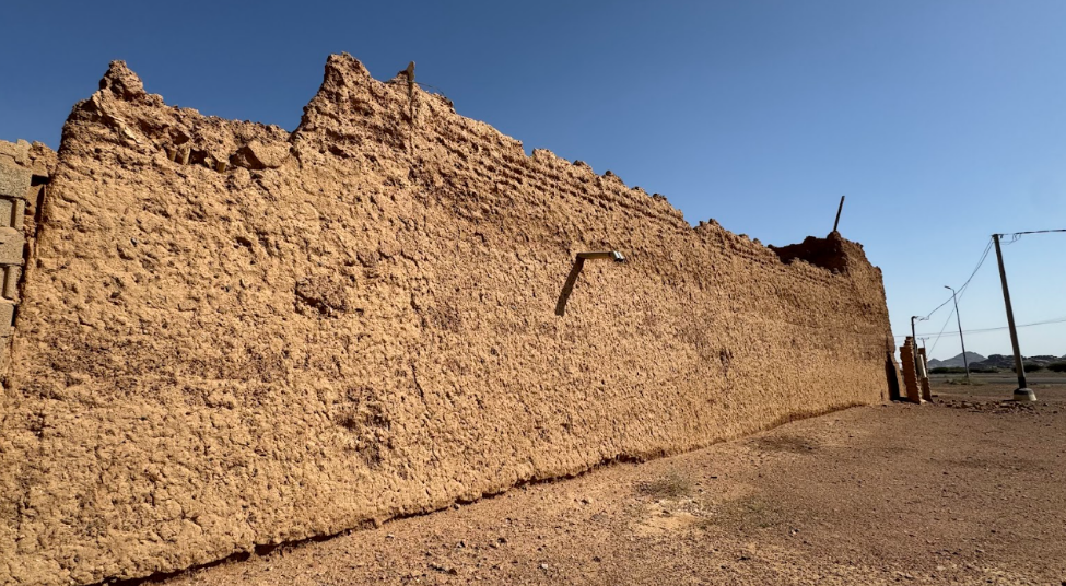 تفاصيل العمارة الطينية التي يتميز بها الموقع