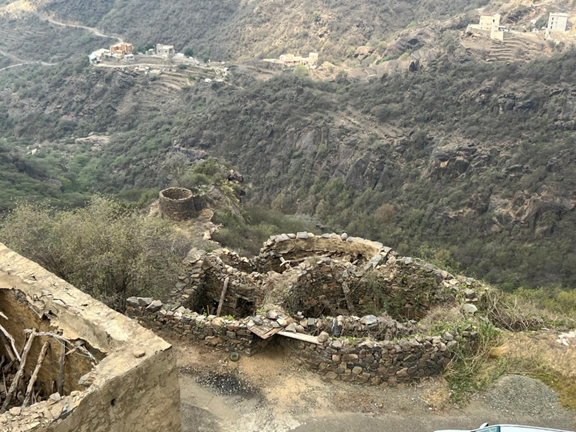 جبلية الموقع وإطلالته على وادي عميق