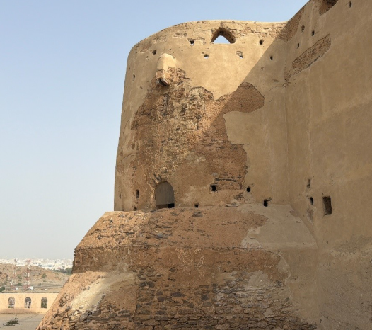 تآكل وتساقط طبقة اللياسة السطحية الخارجية لجدران القلعة