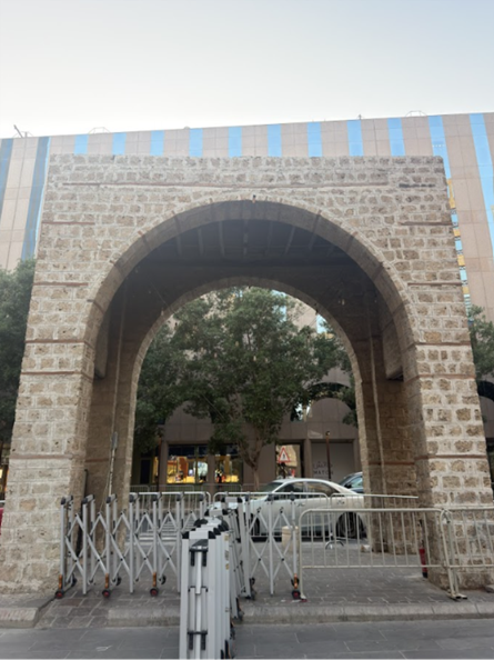 صورة لباب الفرضة مع وجود حواجز حماية متحركة