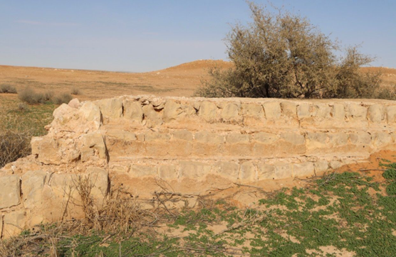 بقايا جدران في موقع البدع 2