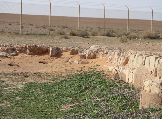 بقايا مبانٍ في الموقع