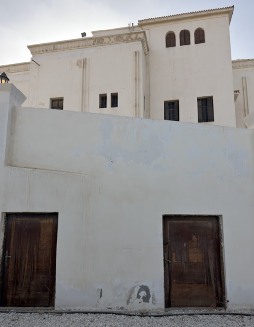 السور المحيط بالموقع
