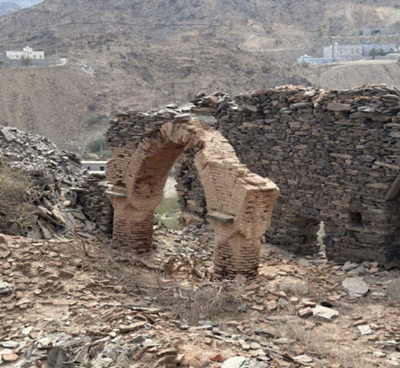 القوس المعماري المزين بالجص الأحمر