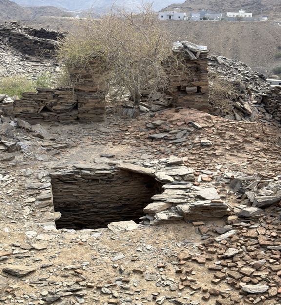 النفق الممتد من الجهة الغربية للقرية إلى أسفل الجبل (لأغراض حربية وخدمية)