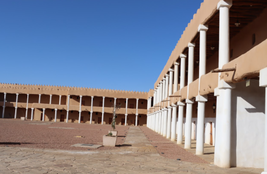 ممرات داخلية بأعمدة حجرية في قصر القشلة
