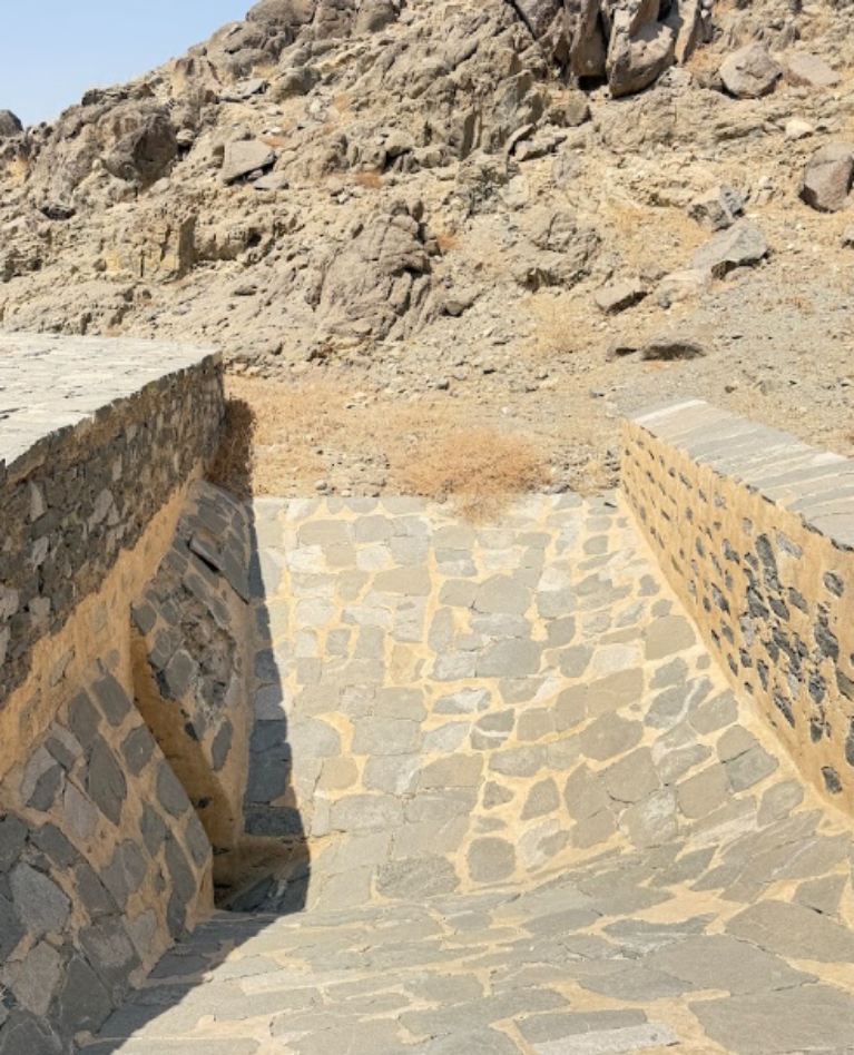 منحدر مائي انسيابي (مدخل قناة مكشوفة) مشذب بأحجار الصلد 