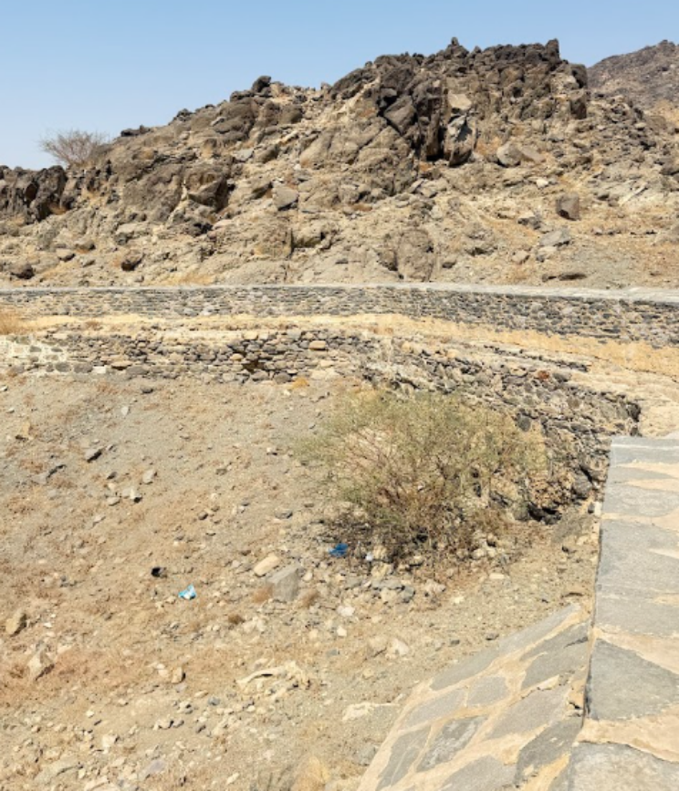 بقايا أجزاء السد